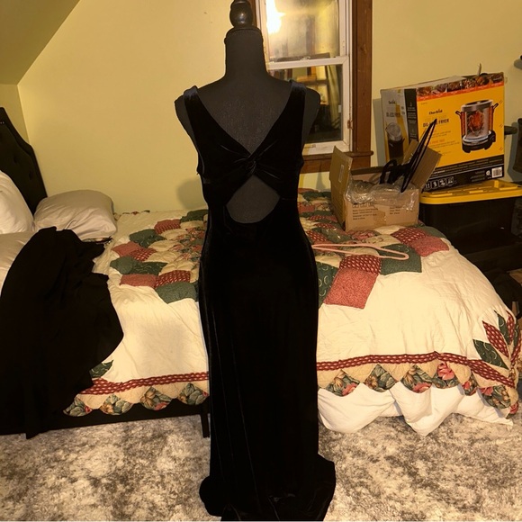 Vintage Niki Livas Black Velvet Dress - Picture 4 of 6